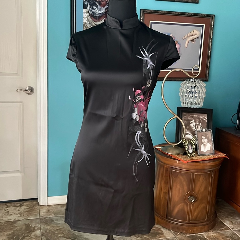 Black fitted guess dress with flaming heart and flowers print on side